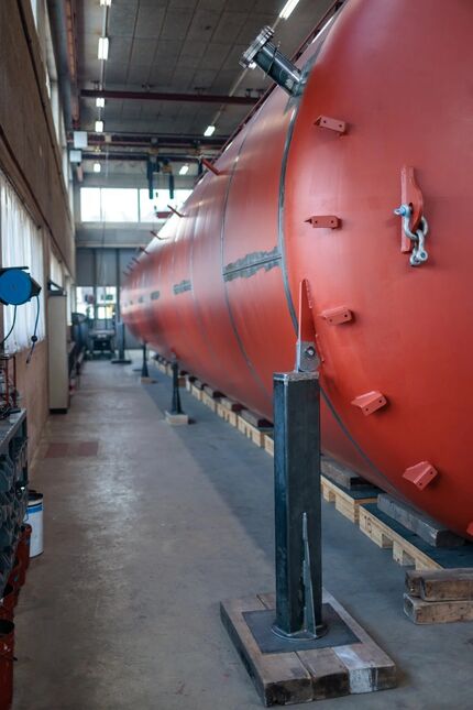 Für die Dichtheitsprüfung in liegender Lage mit 320 m3 Wasser musste der Speicher speziell abgestützt werden.